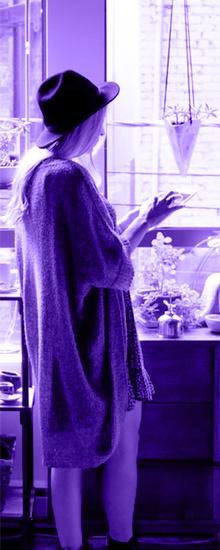 Mulher de chapéu em pé